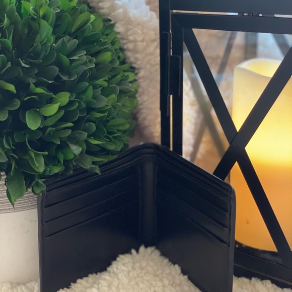 AUTHENTIC GUCCI LEATHER WALLET - Picture 5 of 16